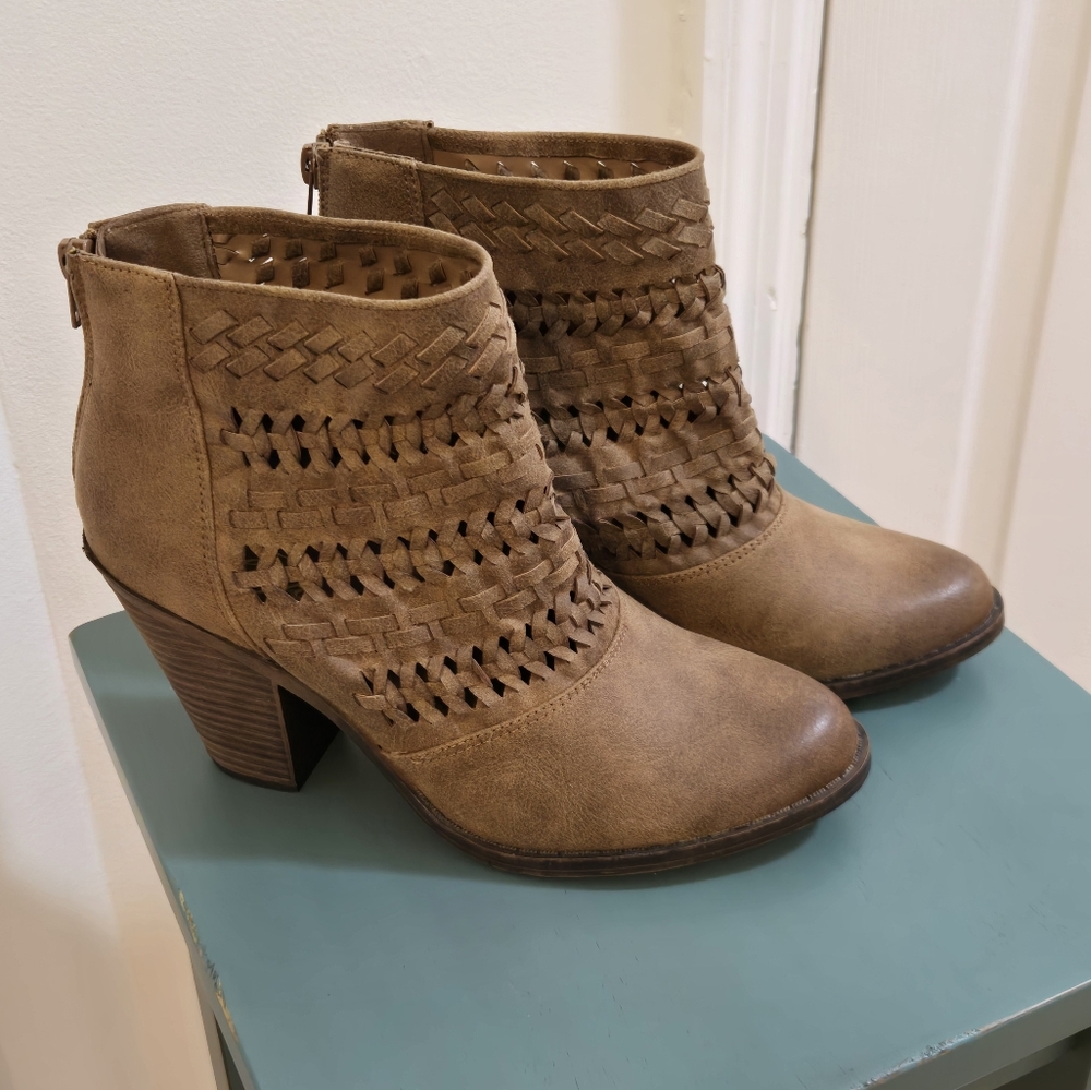 Fergie "Willow" ankle boot. Size 8.5 Brown - Picture 5 of 11